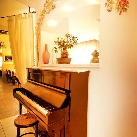 Manuela Hotel